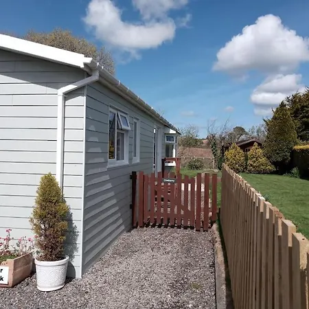 Family Friendly Rural Lodge Truro Exterior photo